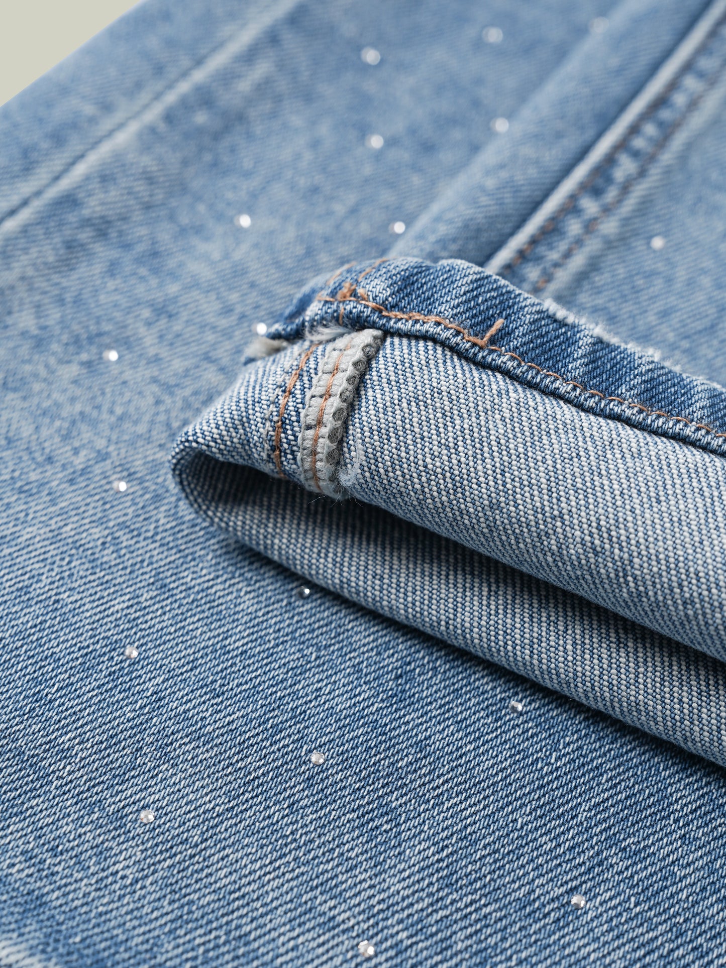 Jeans a gamba dritta con paillettes e cristalli