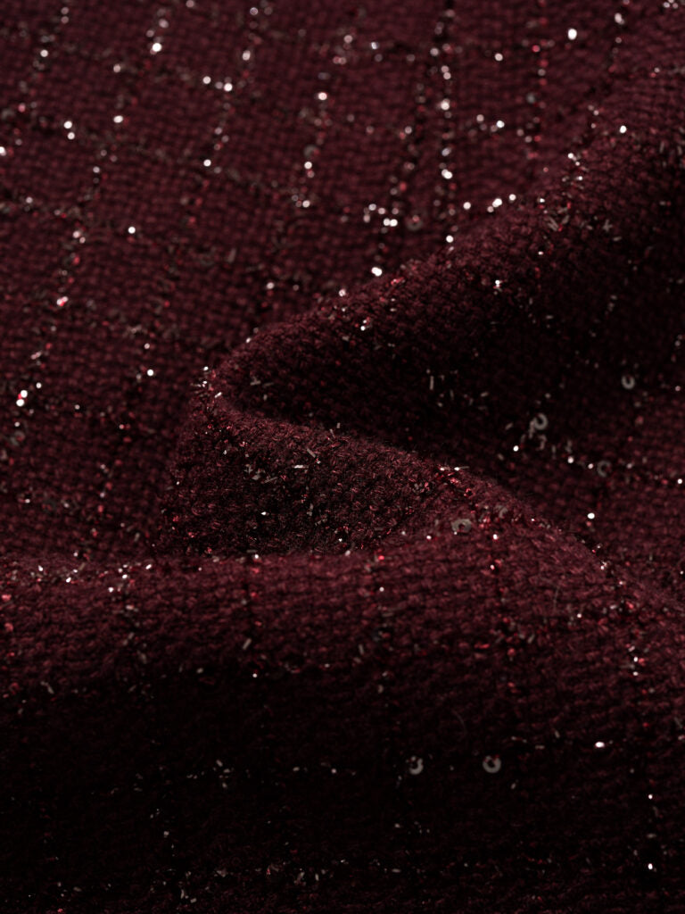Abito in tweed bouclé dal taglio Chanel