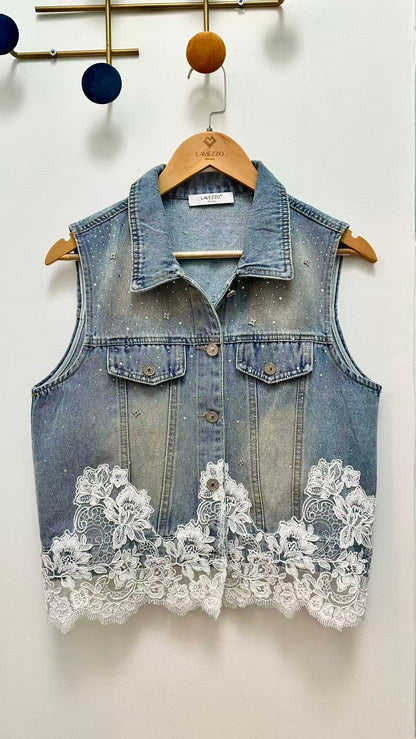 Gilet in denim con pizzo e strass