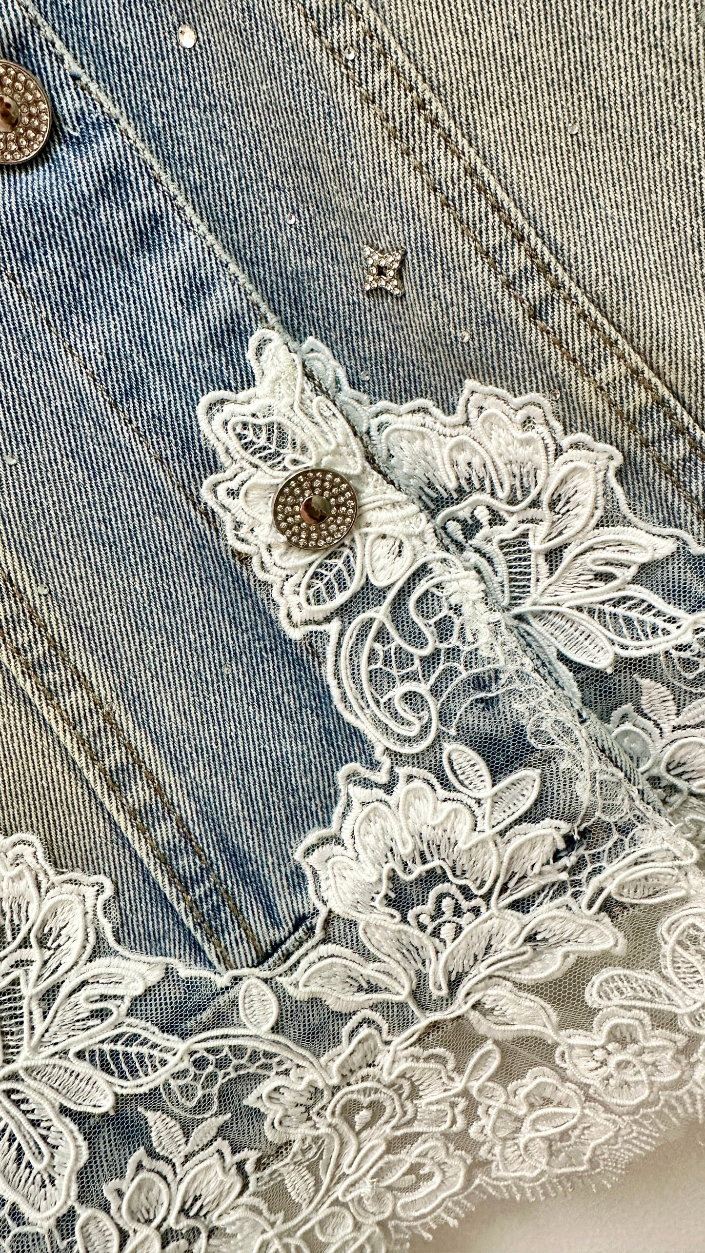 Gilet in denim con pizzo e strass