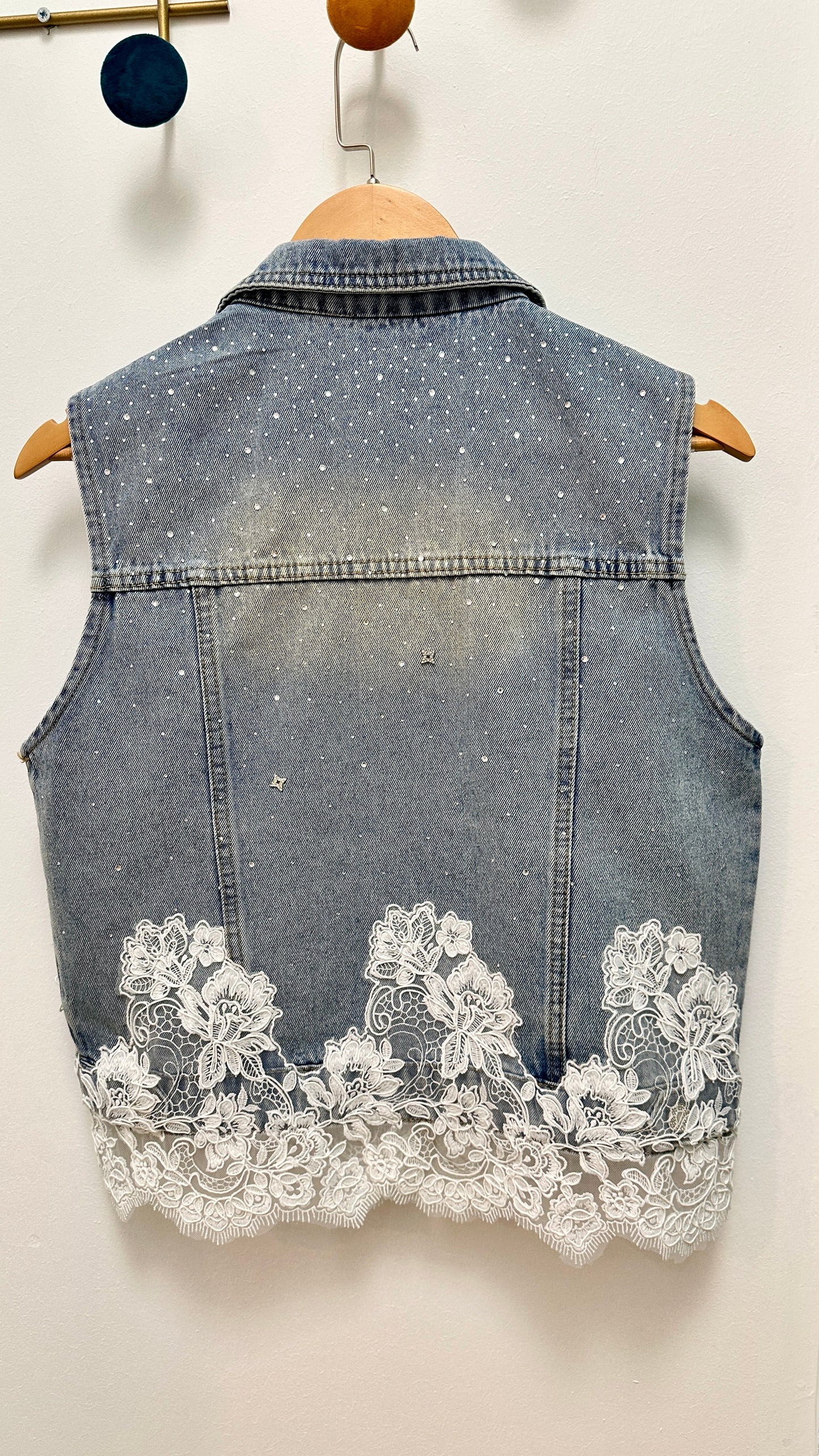 Gilet in denim con pizzo e strass