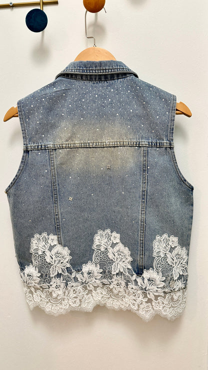 Gilet in denim con pizzo e strass