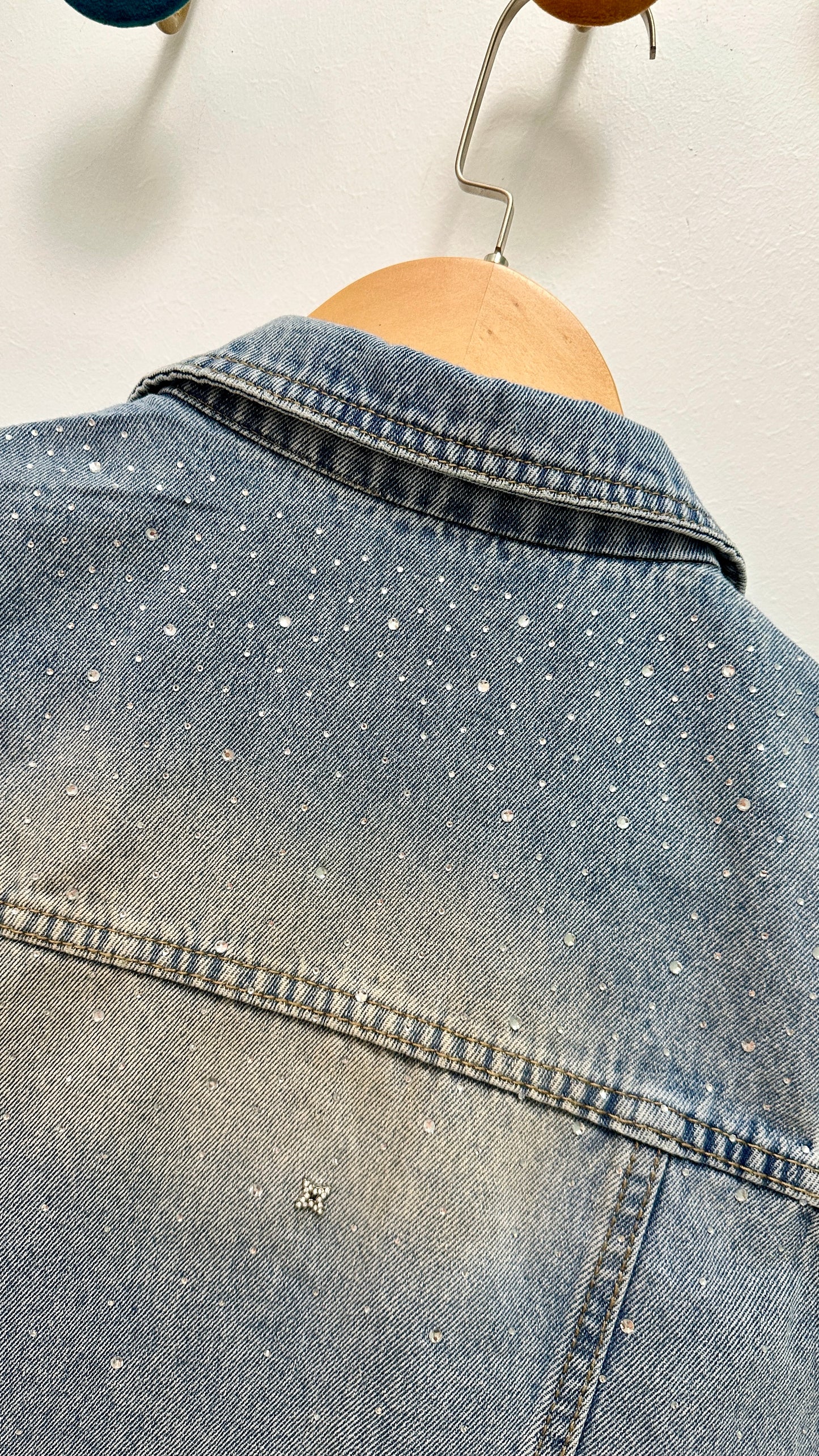 Gilet in denim con pizzo e strass