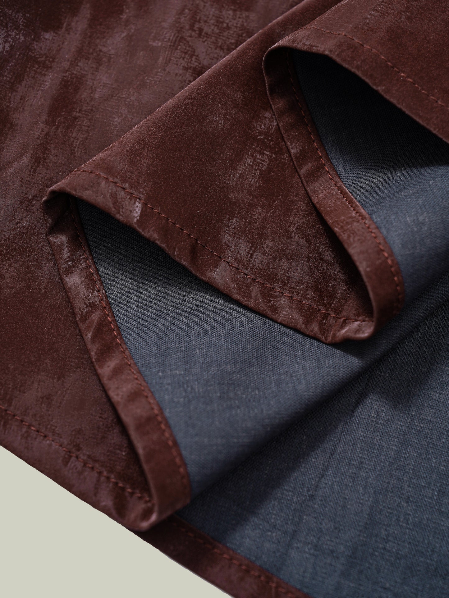 
Windproof & water-resistant skirt with light-shadow texture