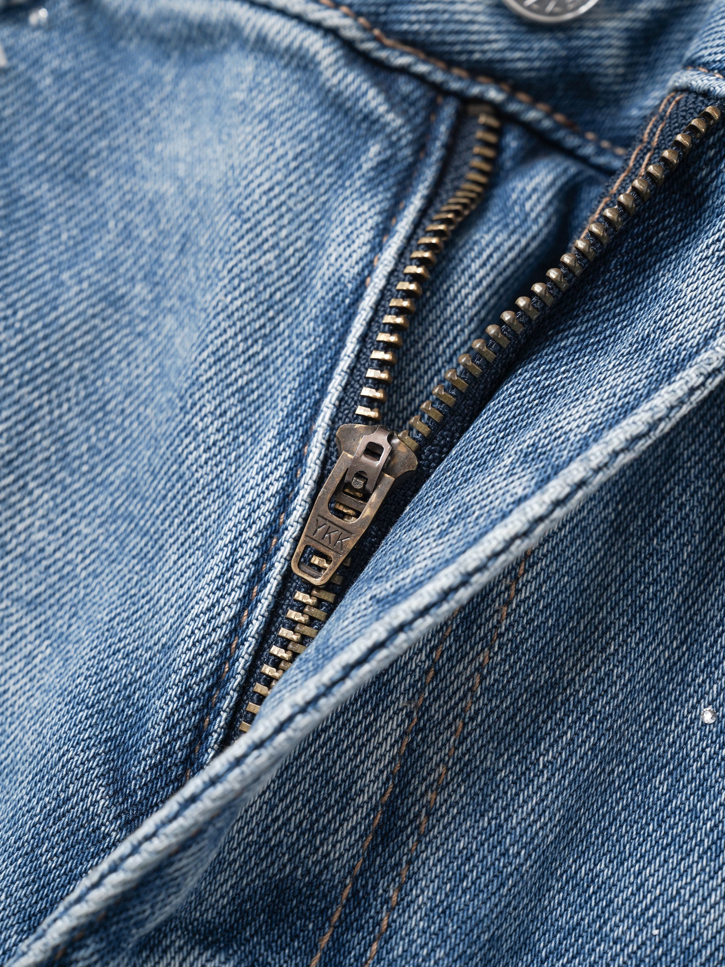 Jeans a gamba dritta con paillettes e cristalli