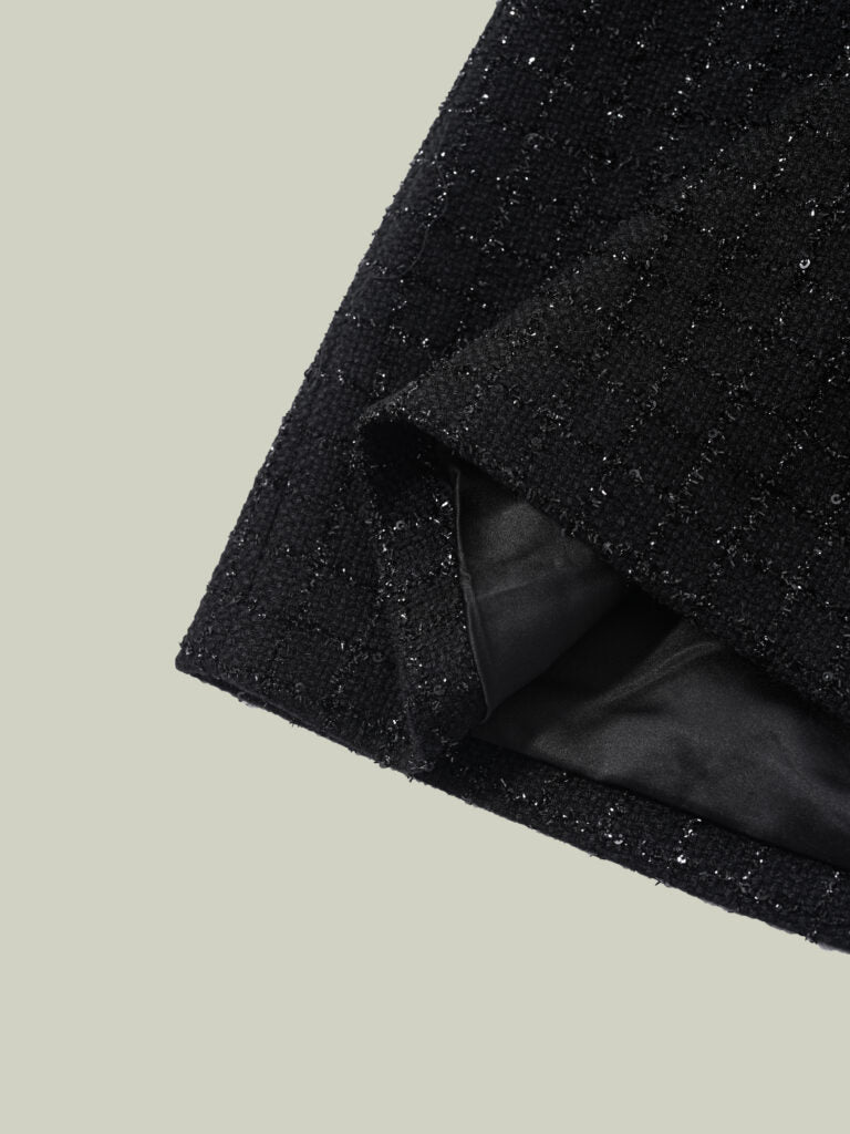 Abito in tweed bouclé dal taglio Chanel
