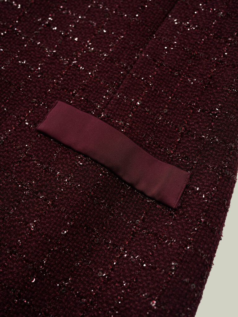 Abito in tweed bouclé dal taglio Chanel