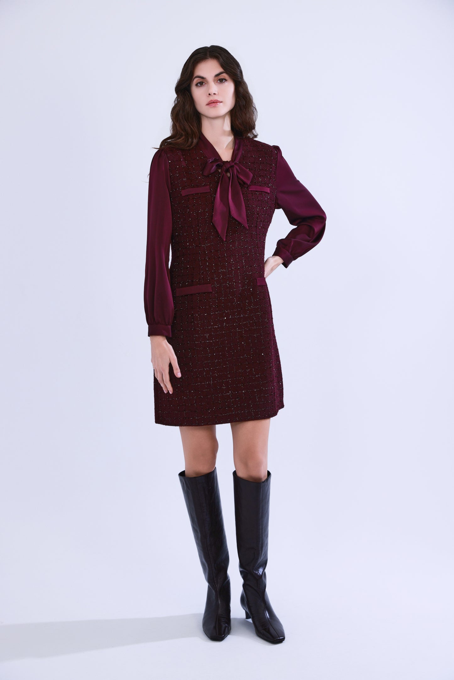 Abito in tweed bouclé dal taglio Chanel