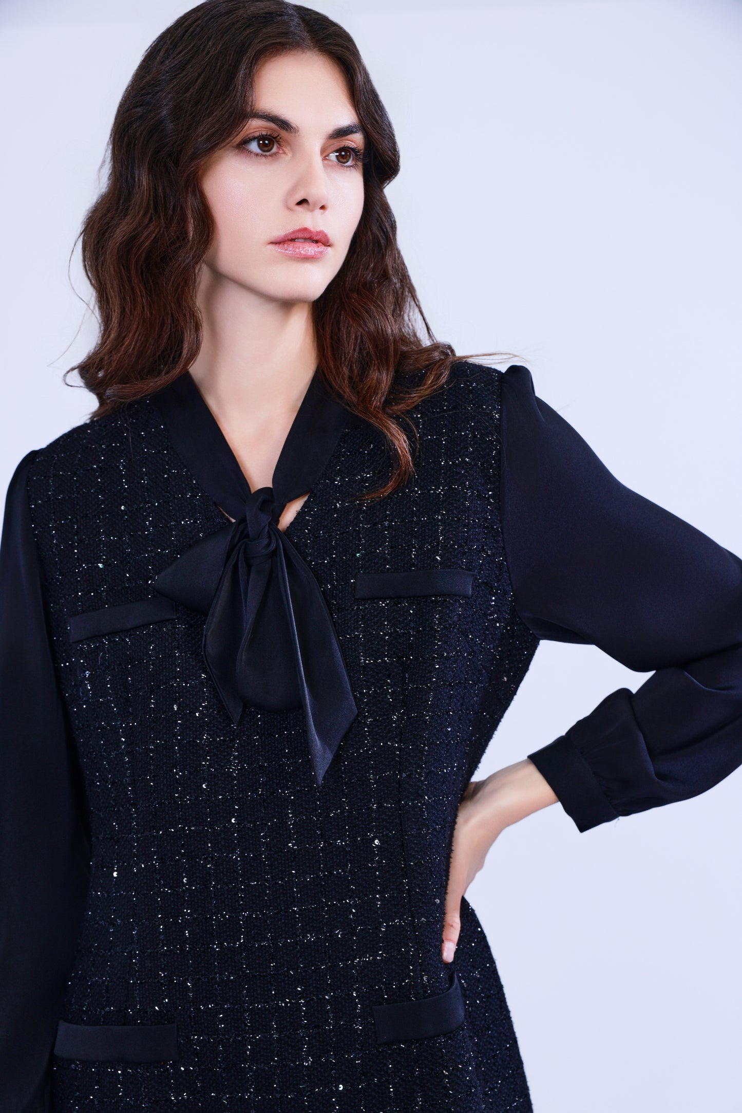 Abito in tweed bouclé dal taglio Chanel