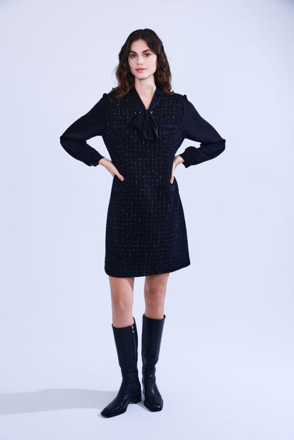 Abito in tweed bouclé dal taglio Chanel