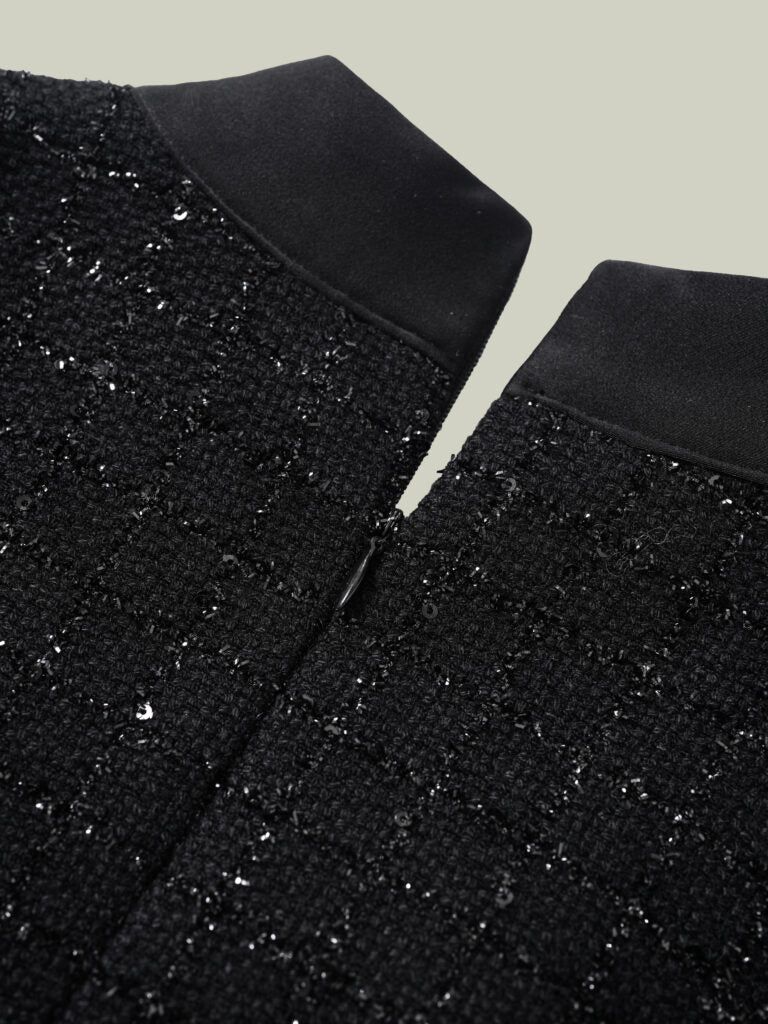 Abito in tweed bouclé dal taglio Chanel