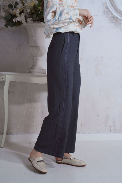 Pantalone con inserto in pizzo
