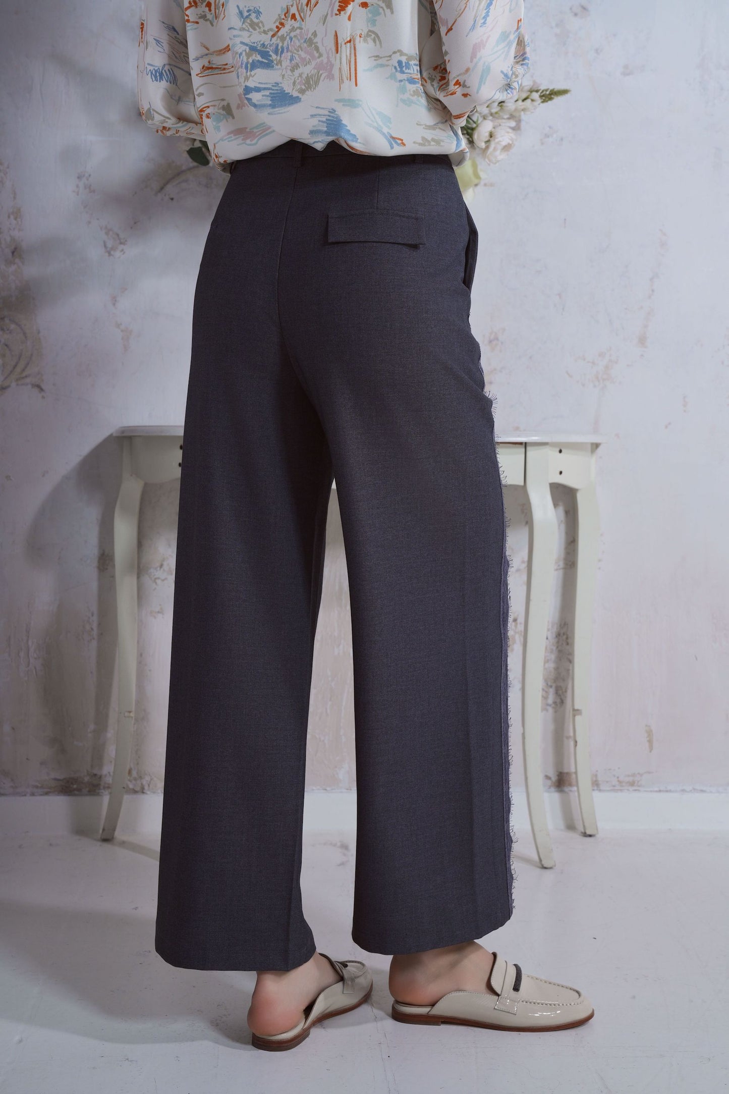 Pantalone con inserto in pizzo