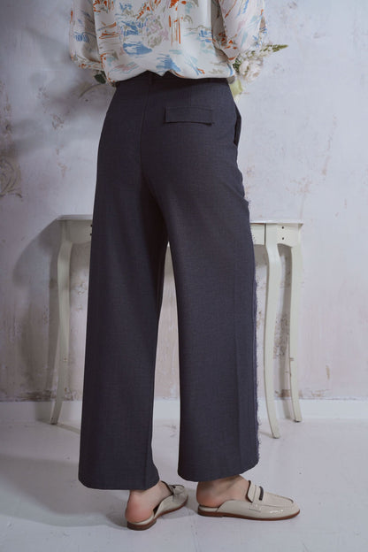 Pantalone con inserto in pizzo