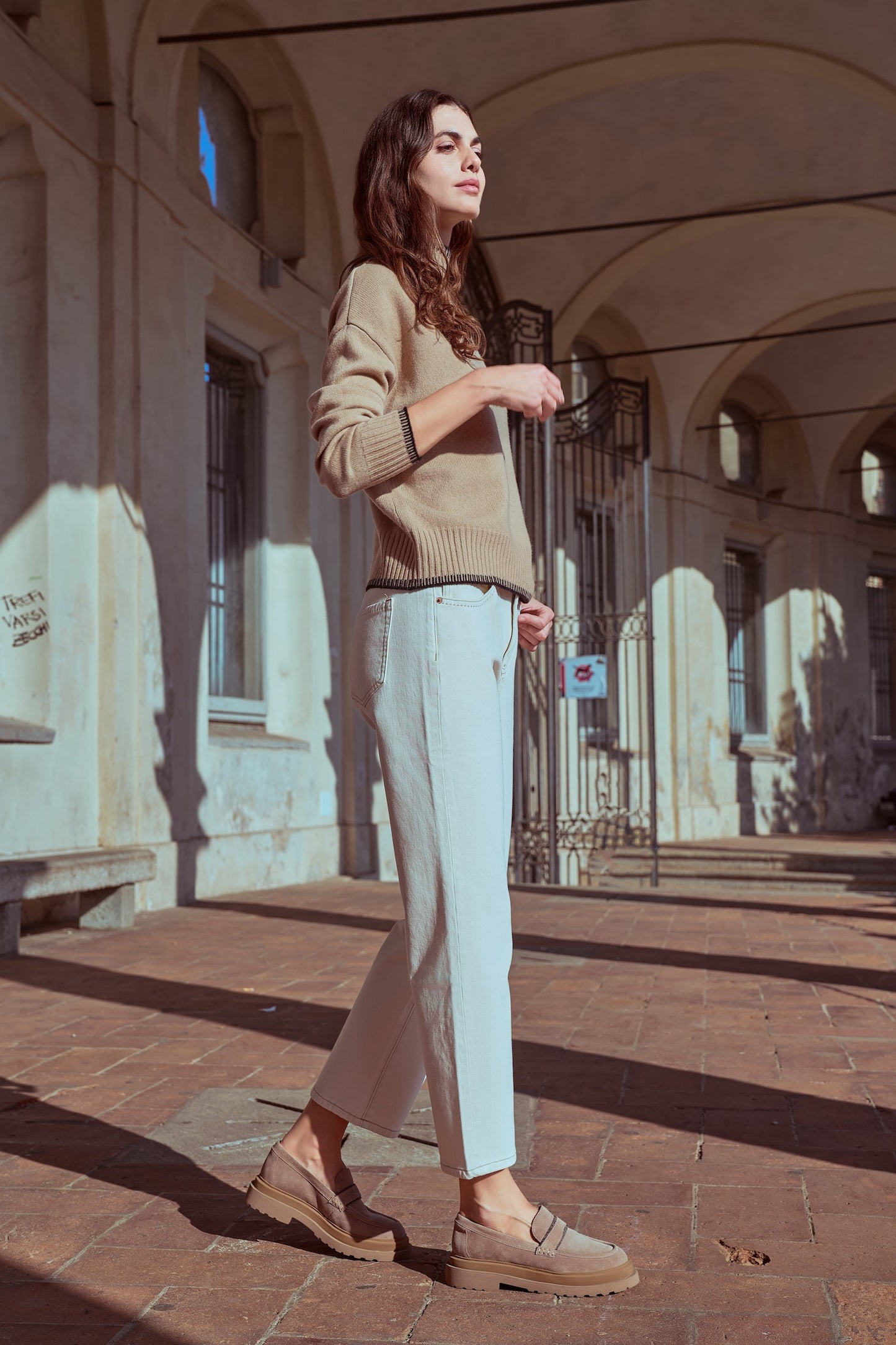 White ankle-length jeans