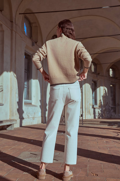 White ankle-length jeans