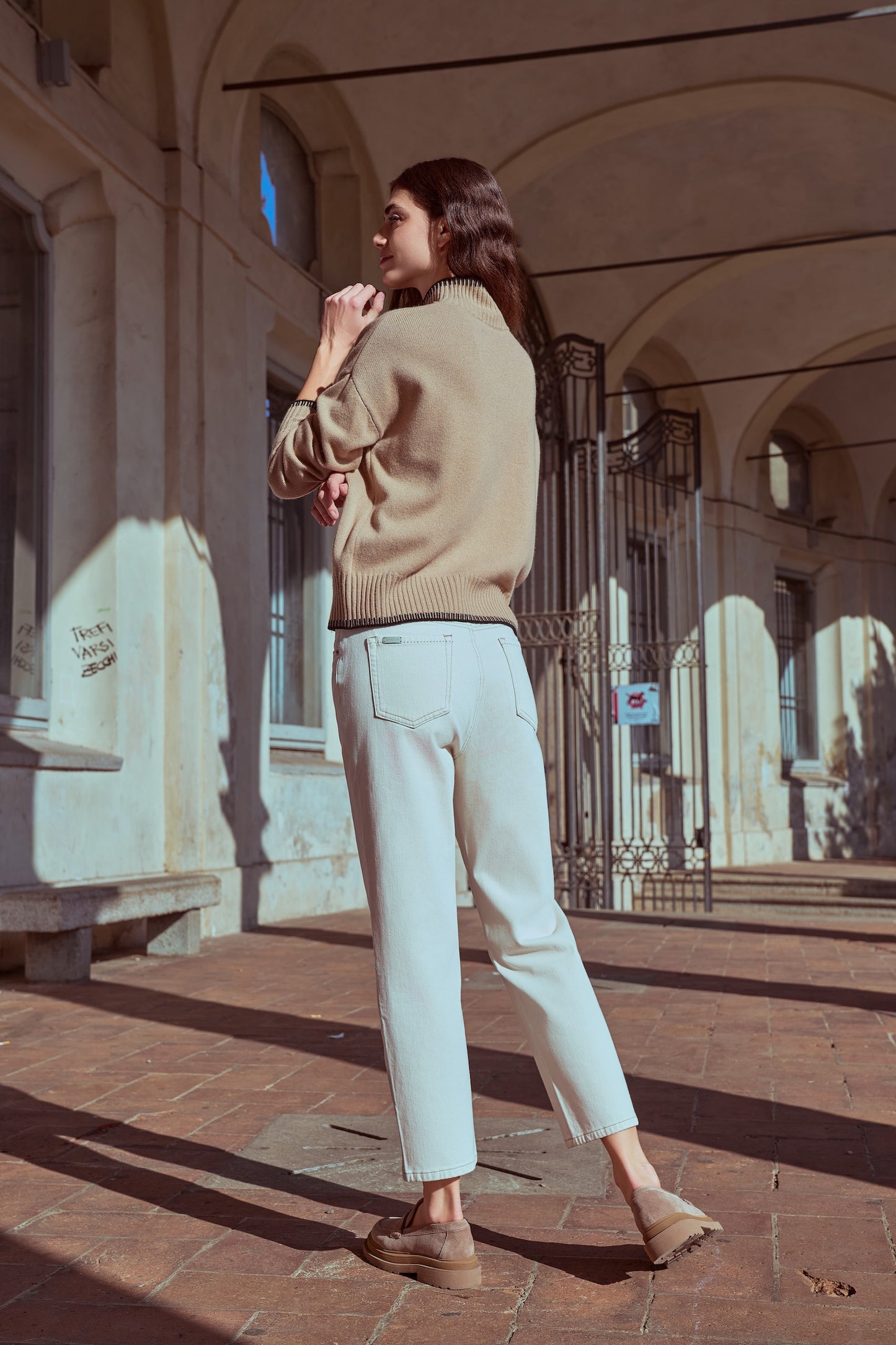 White ankle-length jeans