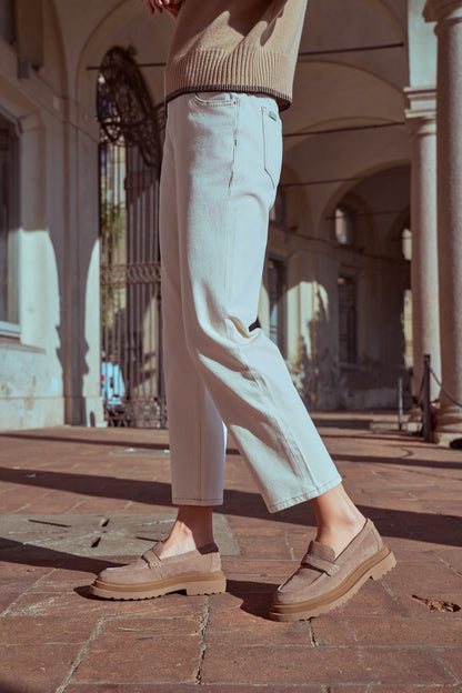 White ankle-length jeans